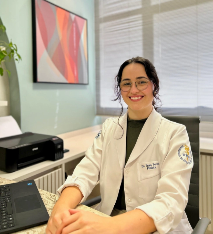 Dra. Thaís Trevisan atendendo no consultório